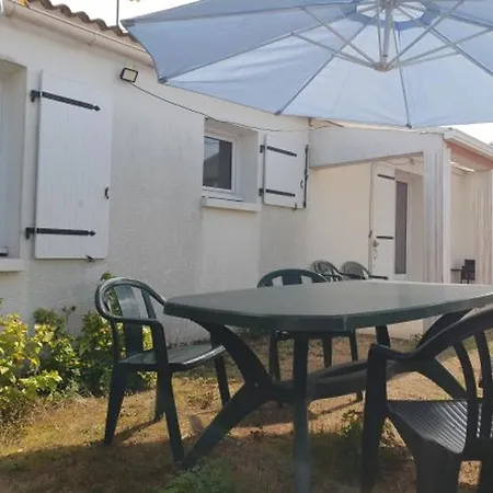 Maison Agreable A 300m De La Avec Cour Et Tv, 3 Chambres, Pour 6 Personnes, - Fr-1-476-200 *