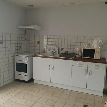 Holiday home Maison Agreable A 300m De La Avec Cour Et Tv, 3 Chambres, Pour 6 Personnes, - Fr-1-476-200