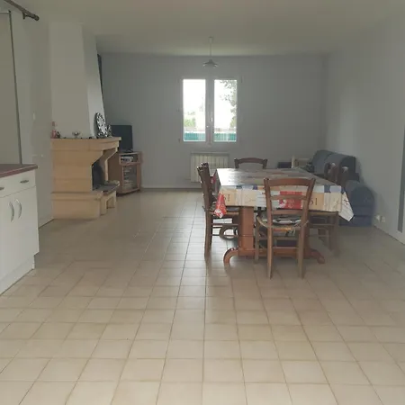 Maison Agreable A 300m De La Avec Cour Et Tv, 3 Chambres, Pour 6 Personnes, - Fr-1-476-200 *