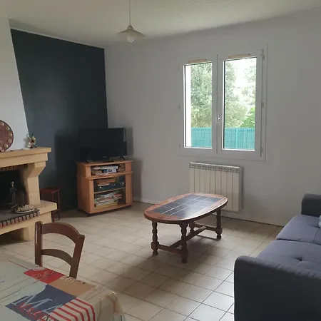 Maison Agreable A 300m De La Avec Cour Et Tv, 3 Chambres, Pour 6 Personnes, - Fr-1-476-200 *